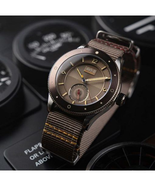 AVI-8 Flyboy Airmaster Sector Meca-Quartz 실버 페더 그레이 나일론 스트랩 그레이 다이얼 AV-4112-03 남성용 시계