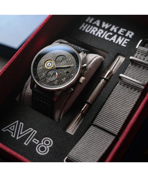 AVI-8 Hawker Hurricane Classic 크로노그래프 카본 파이버 블랙 다이얼 쿼츠 AV-4011-0W 남성용 시계(추가 스트랩 포함)